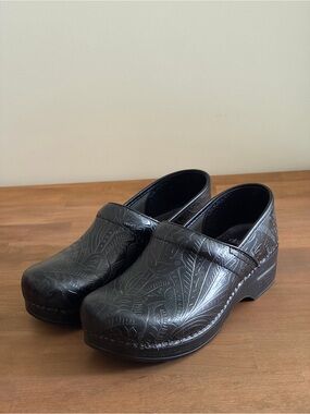 Dansko Professional Black Tooled Leather Clogs Size 41 Nursing Shoes